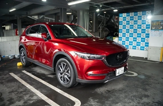 イオンモール長久手店の作業スペースと赤い車